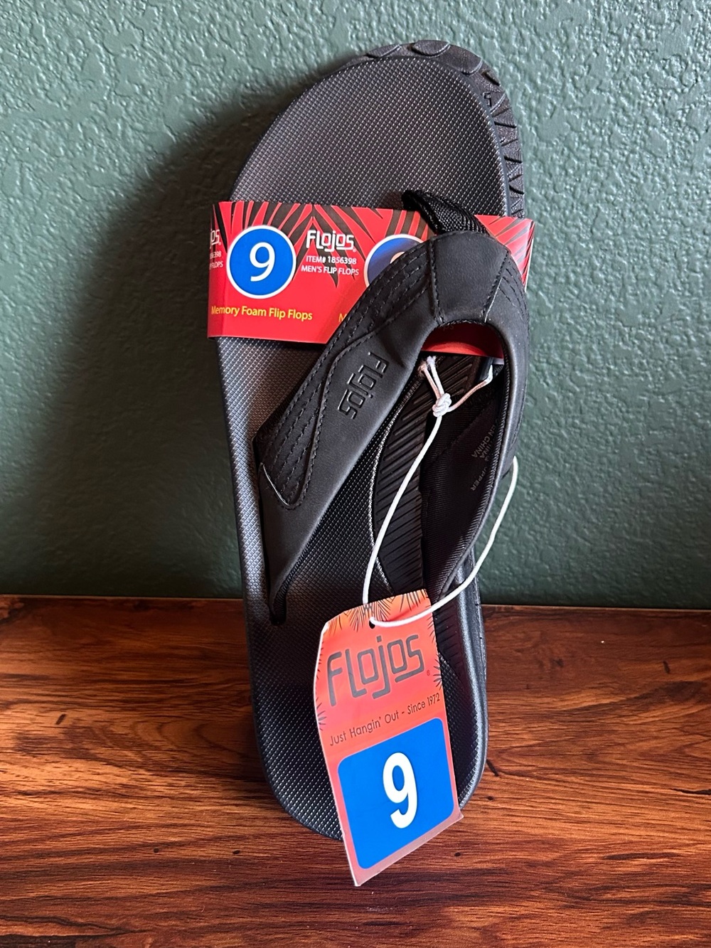 NWT Flojos  Men's Black Flip Flops with Padded Strap
Size 9
